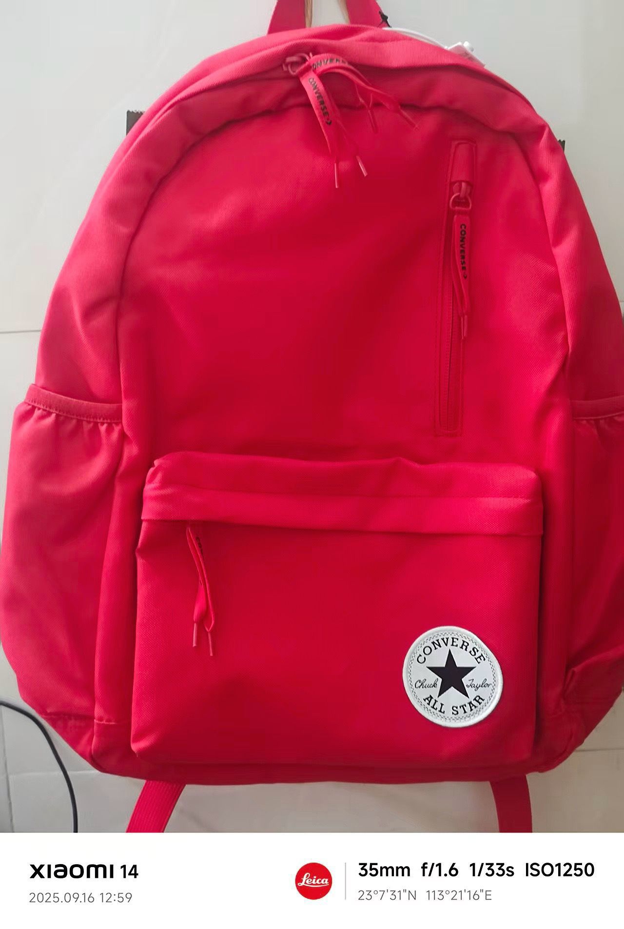 防水的特别好用，很骚包的一个红色，大小的