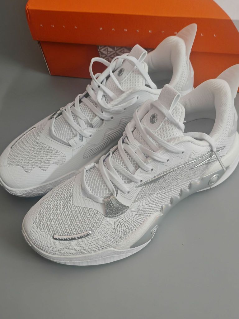 安踏狂潮5TEAM V2白鞋封神!打球日常都能穿