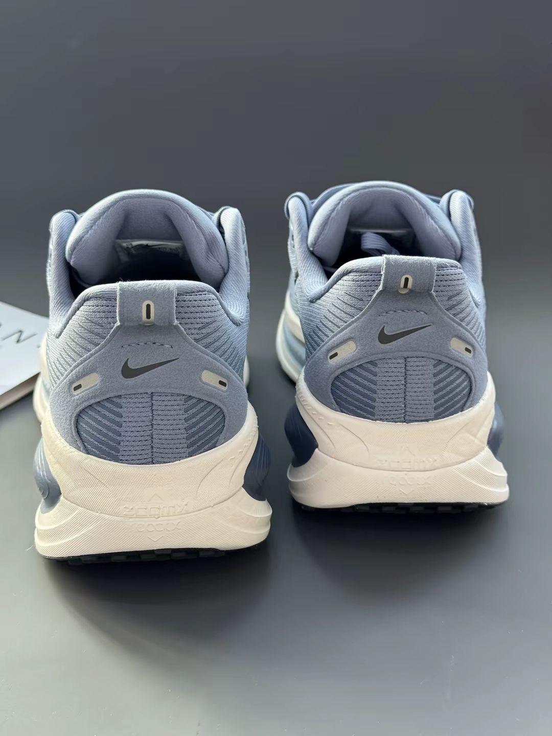 高颜值Nike Vomero 18跑鞋,秋冬跑步鞋搭子