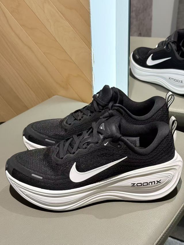 这鞋太轻了❗ZoomX缓震科技 踩上去软乎乎的像踩云☁️ 走一天路都不觉得累~