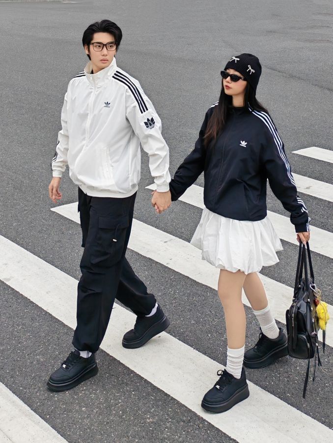 情侣运动风｜黑白阿迪的甜酷CP感