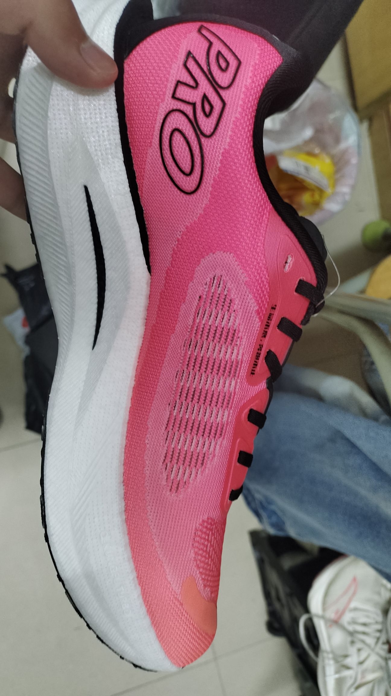 上脚偏硬，跑起来比较韧弹，包裹性很好，秋