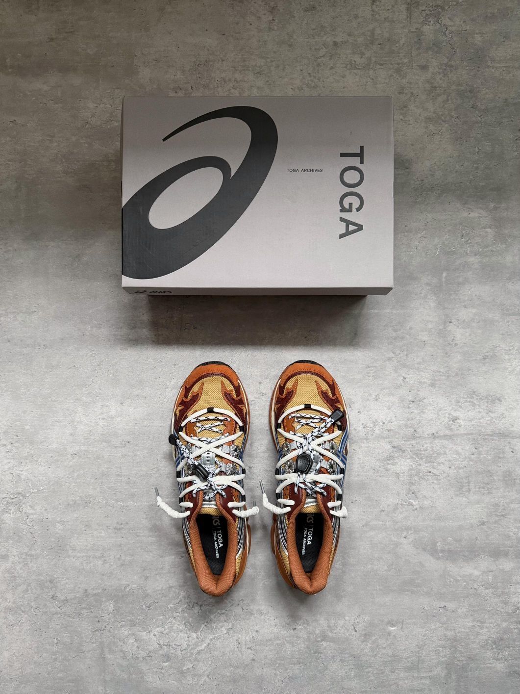 Asics x TOGA联名|这双火焰纹机能跑鞋直接杀疯复古圈!