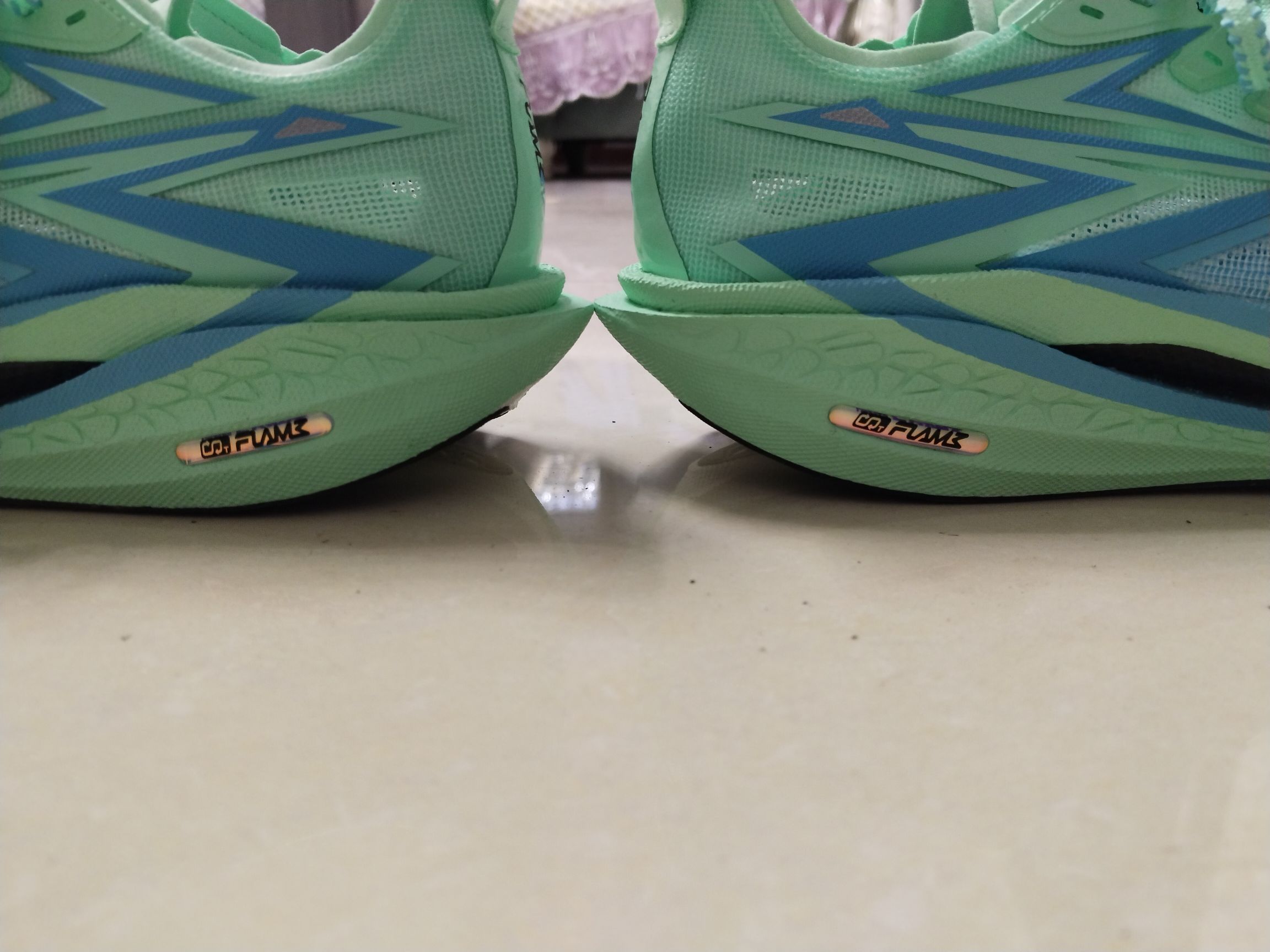 飞燃4.5穿着非常透气，后掌软弹前掌韧弹