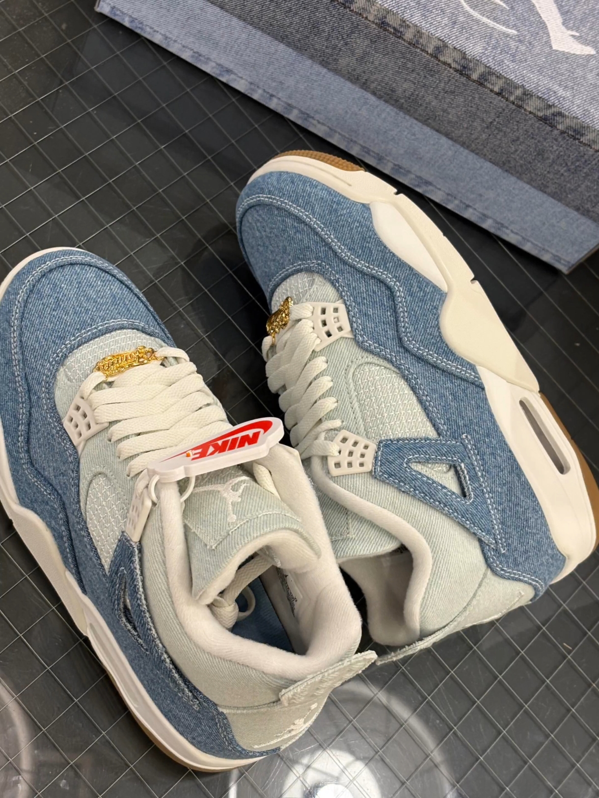 《AJ4新“牛仔蓝”杀疯了！水洗单宁+金扣buff，这波复古潮直接戳中DNA》