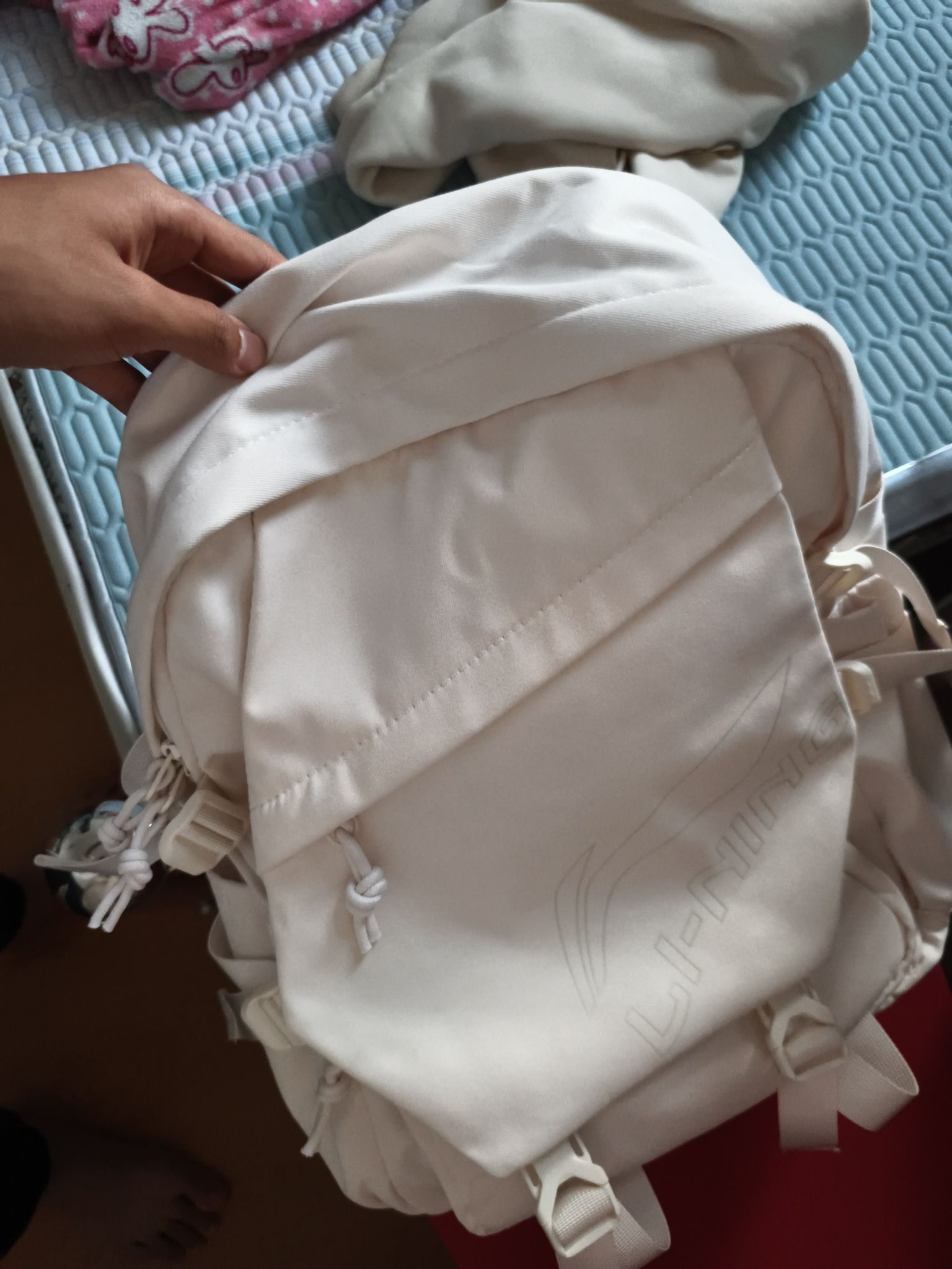 背去学校很好，书都能装的下，也很百搭，无