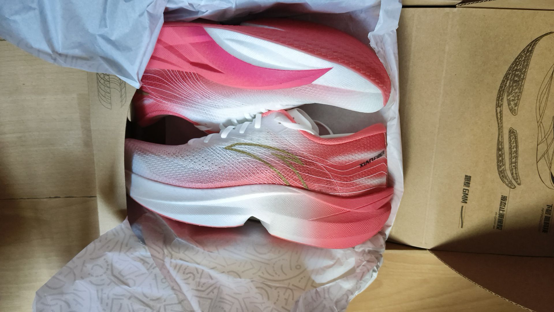 这双鞋很不错，上脚的时候很软，很适合大众