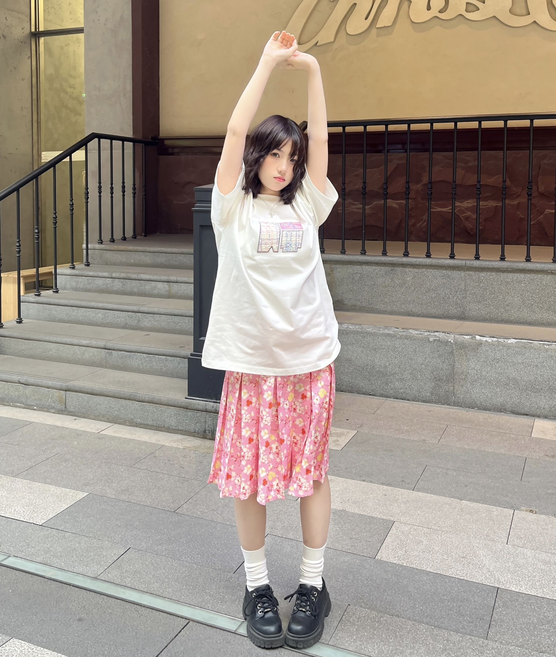 【谁穿谁甜！白T也能玩出花】
宽松奶白短