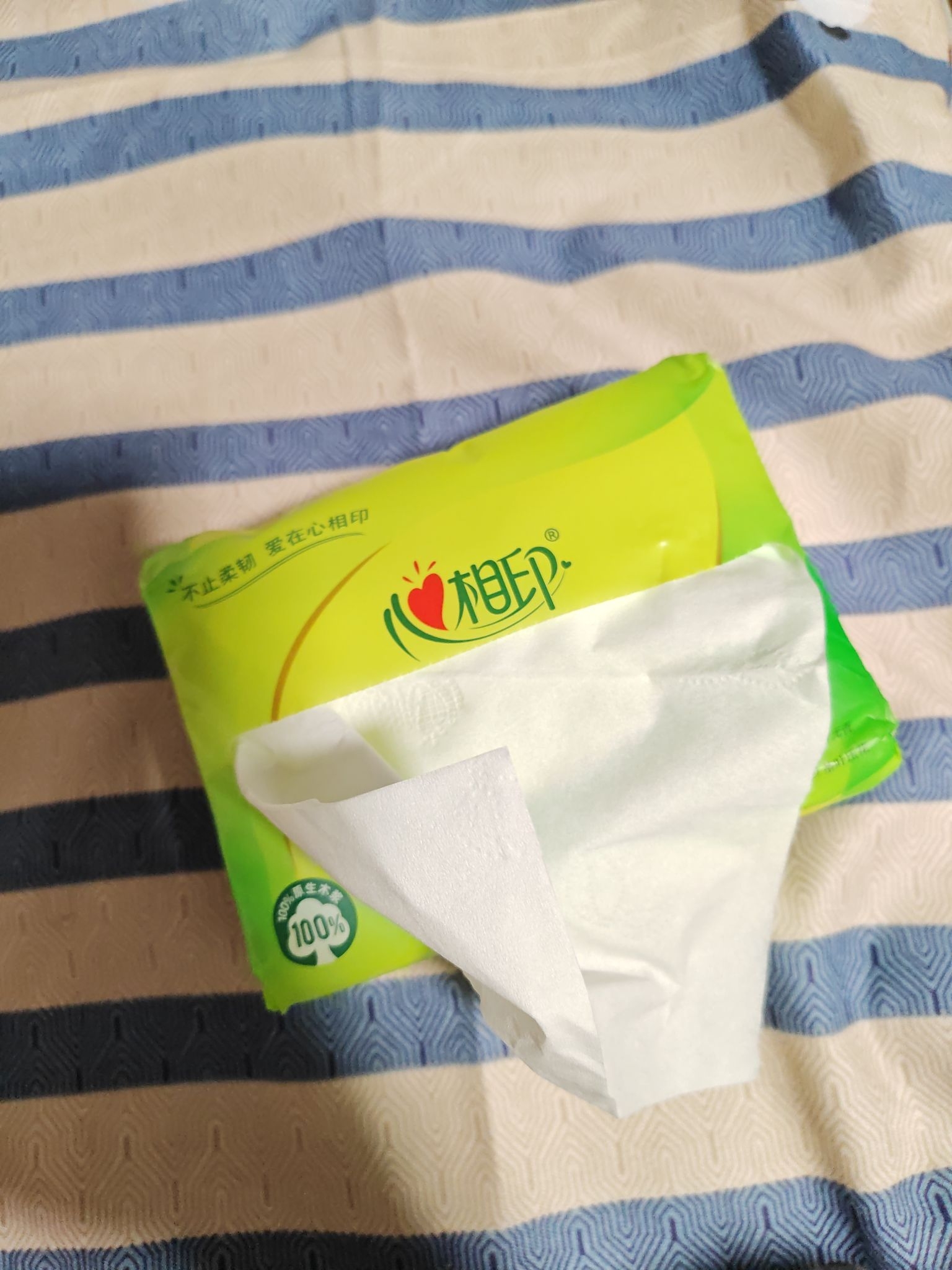  这款纸巾真的太值了！纸质厚实柔软，擦脸擦手都不粗糙，沾水也不容易破，完全不会掉屑。价格还特别实