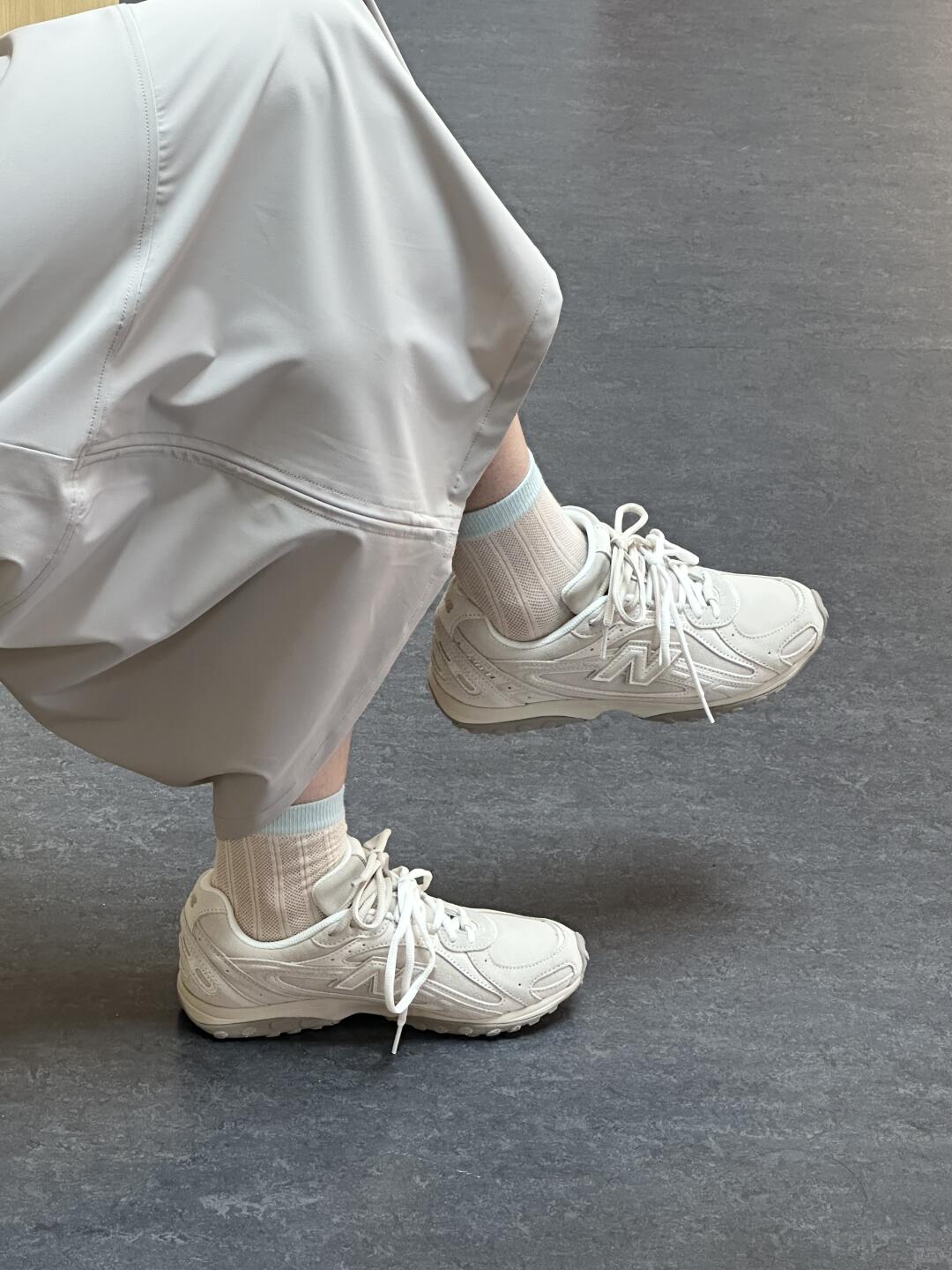 被New Balance藏的冷门王炸|这双白鞋把秋冬松弛感焊脚了👟