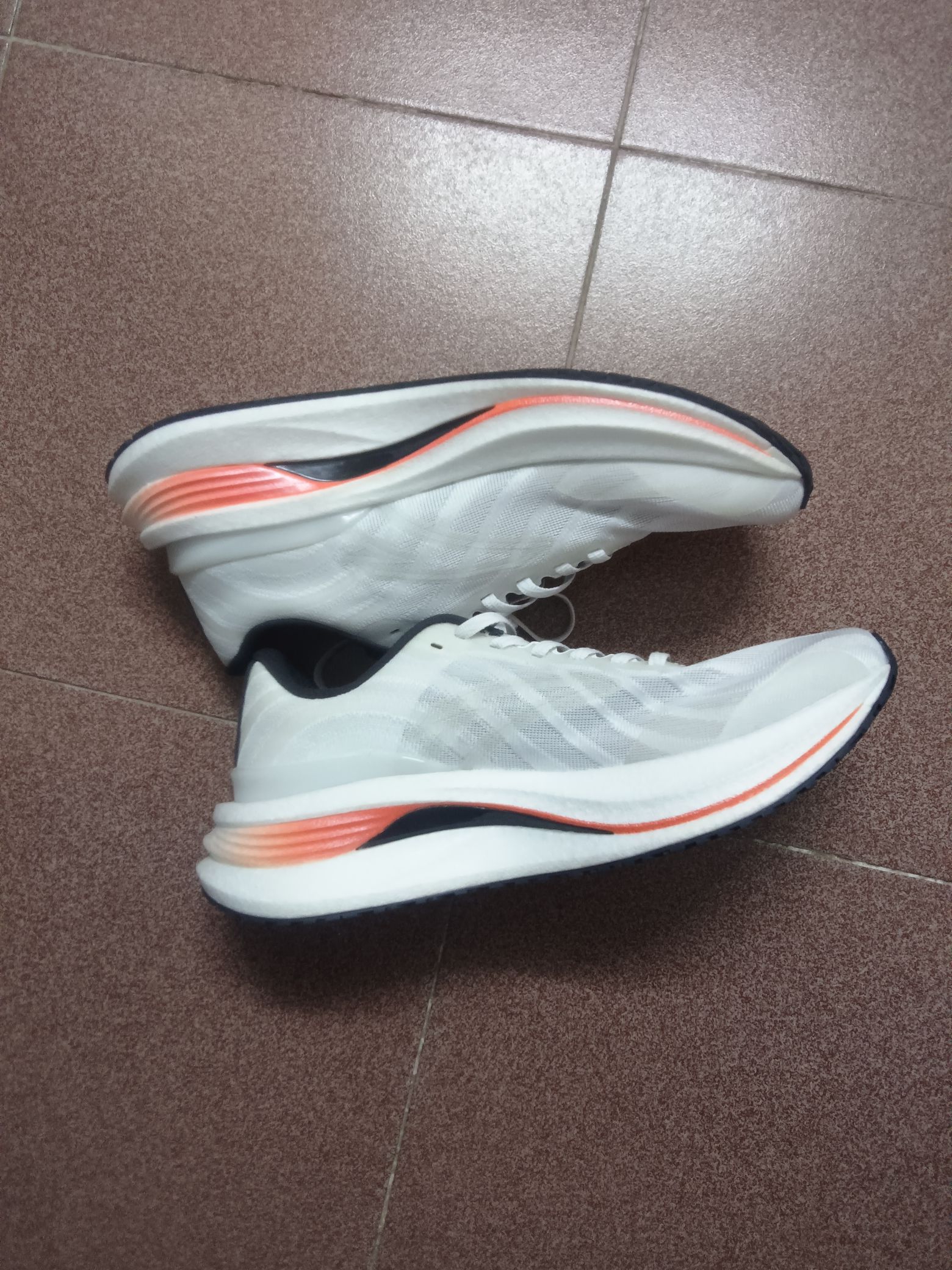 鞋很帅也挺轻的到手之后很软