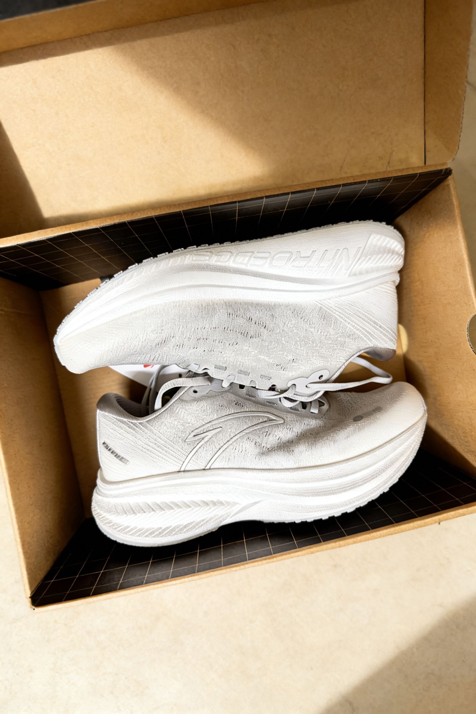 吹爆!安踏冠军3代V3跑步鞋,长跑党闭眼冲