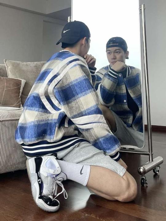 很米的一套LOOK 蓝格子棒球服，搭灰色短裤、aj小康扣