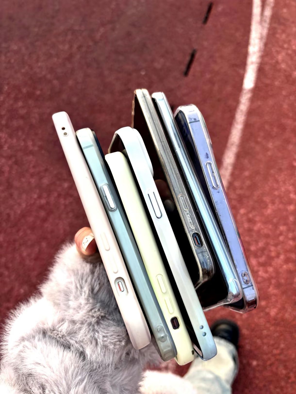 手上拿了几万块钱呐大学生怎么都爱苹果手机