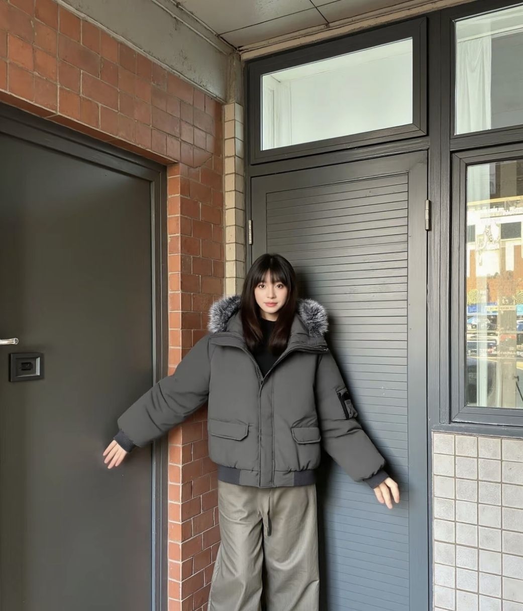 灰毛绿领工装羽绒服
独特设计让你出街不撞