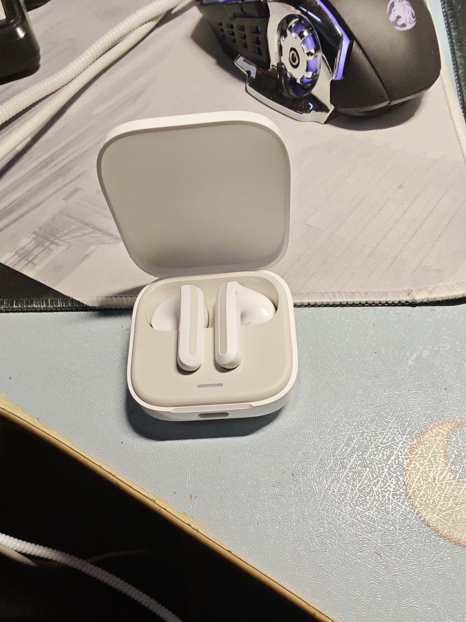 耳机质量很好，延迟低，通话质量很好，性价