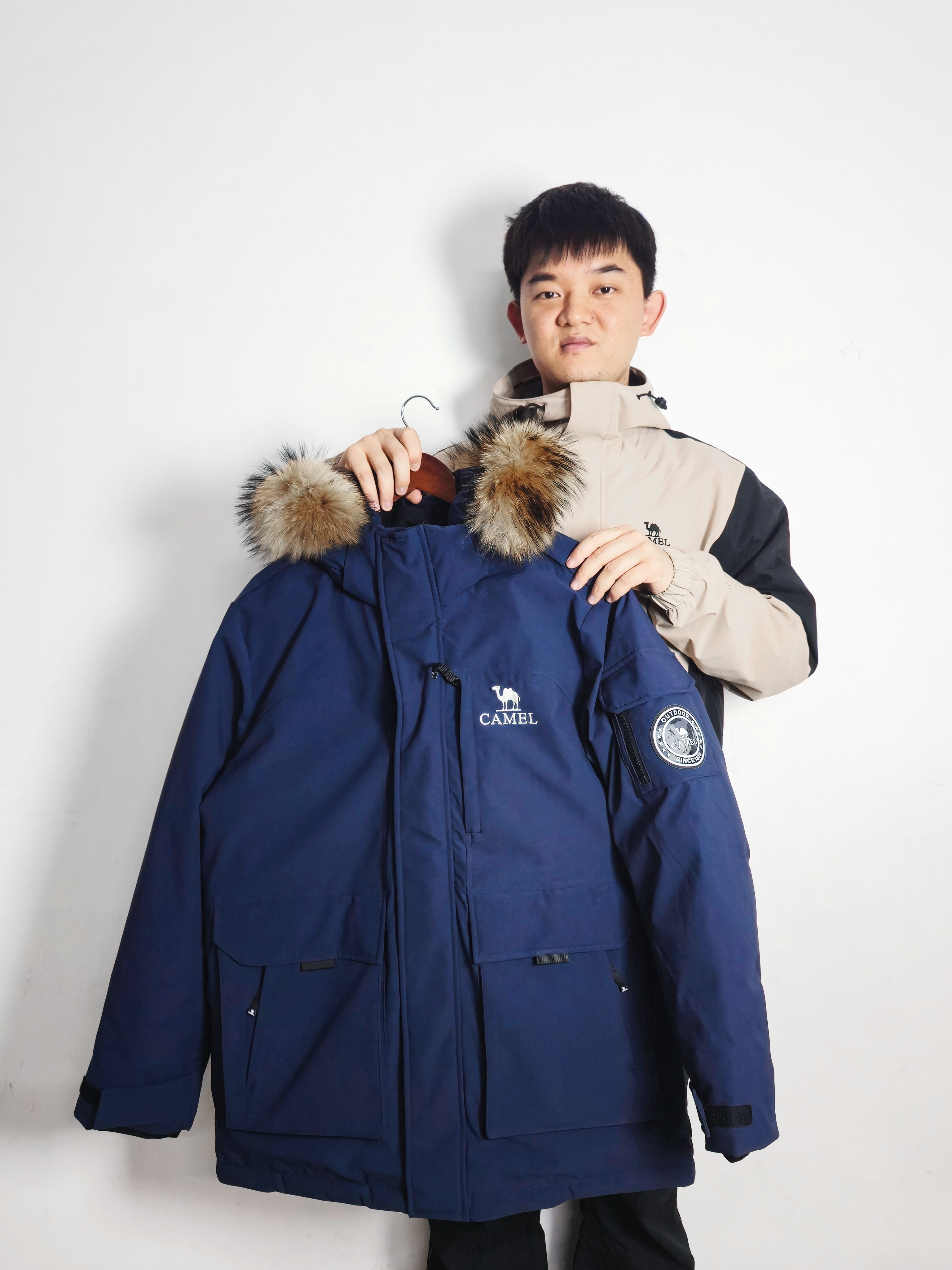 冬季保暖别忘了帅气…这件骆驼派克羽绒服满足你