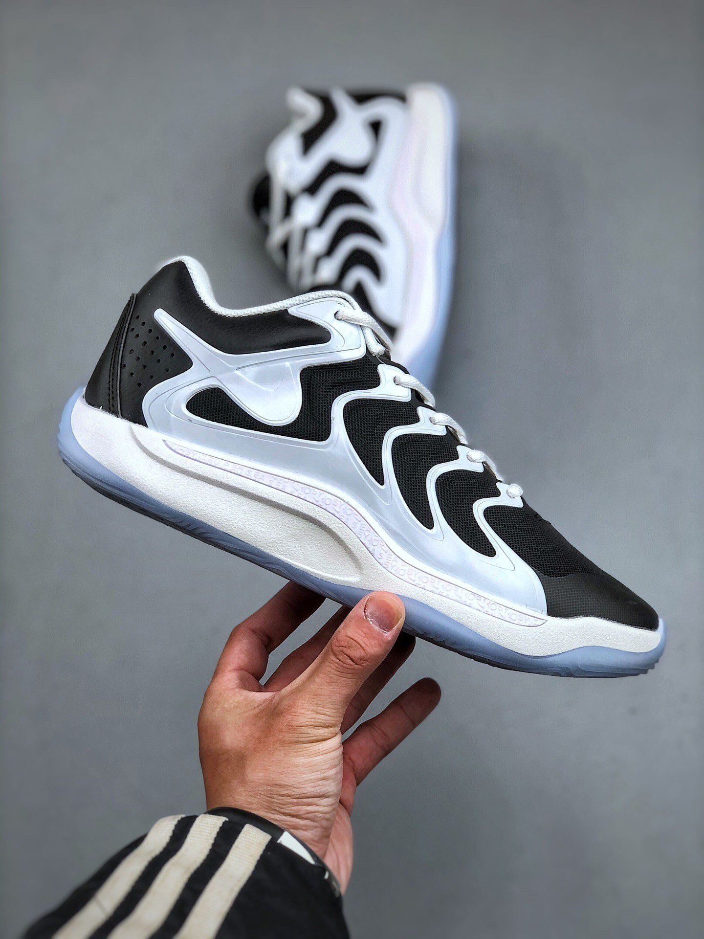 **专业测评|这双黑白银灰配运动鞋,是极简主义的高级答卷!**