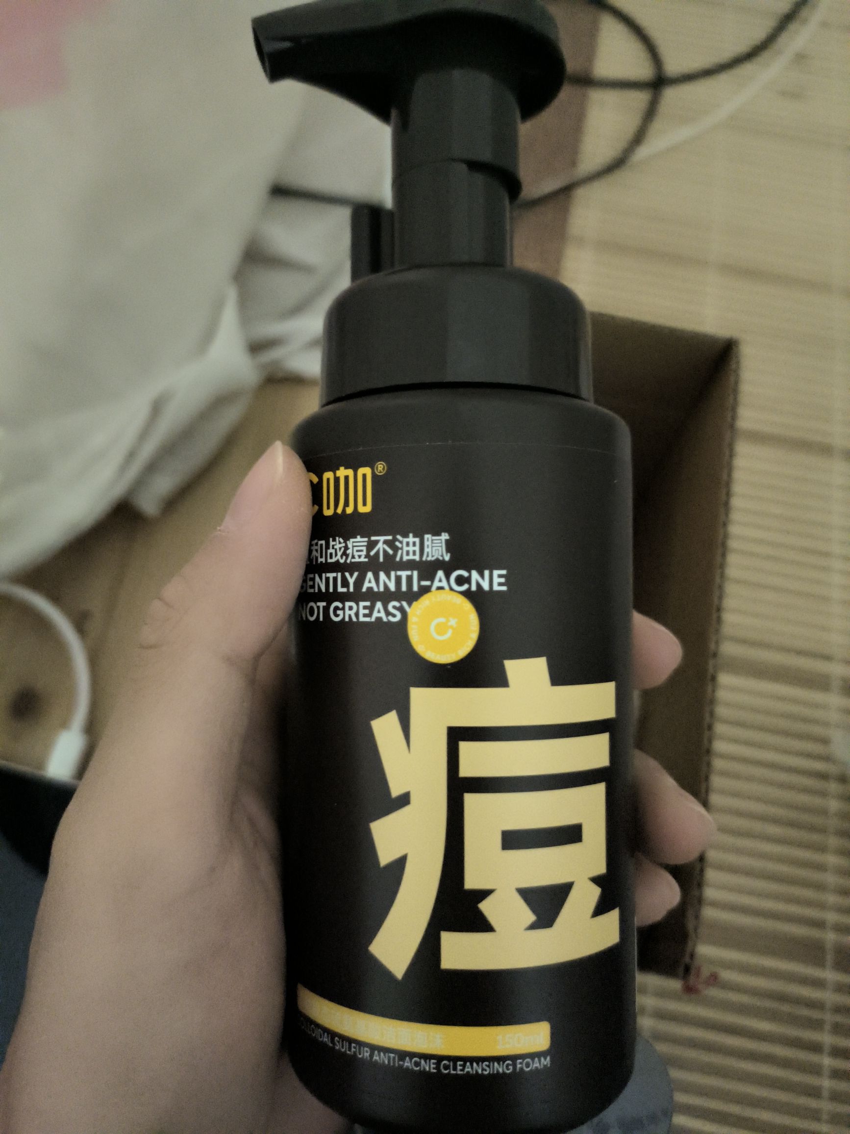 - 自带淡淡的清新香味，洗脸时像一场嗅觉