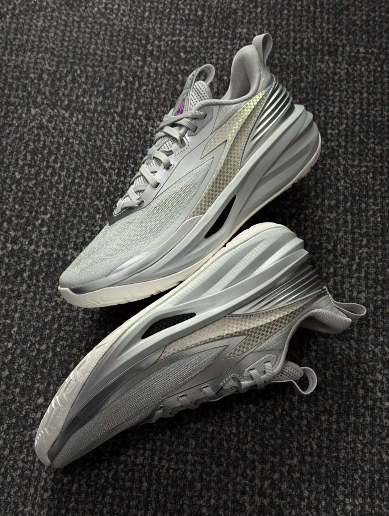 安踏追光|突破党爆发党的全新“蹬地起跑器”