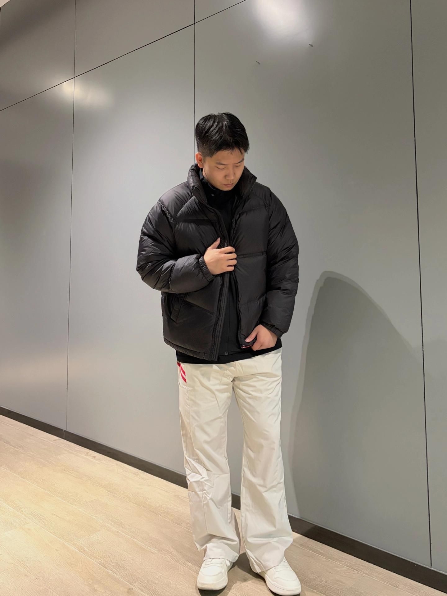 黑羽绒+运动裤的冬日平衡感