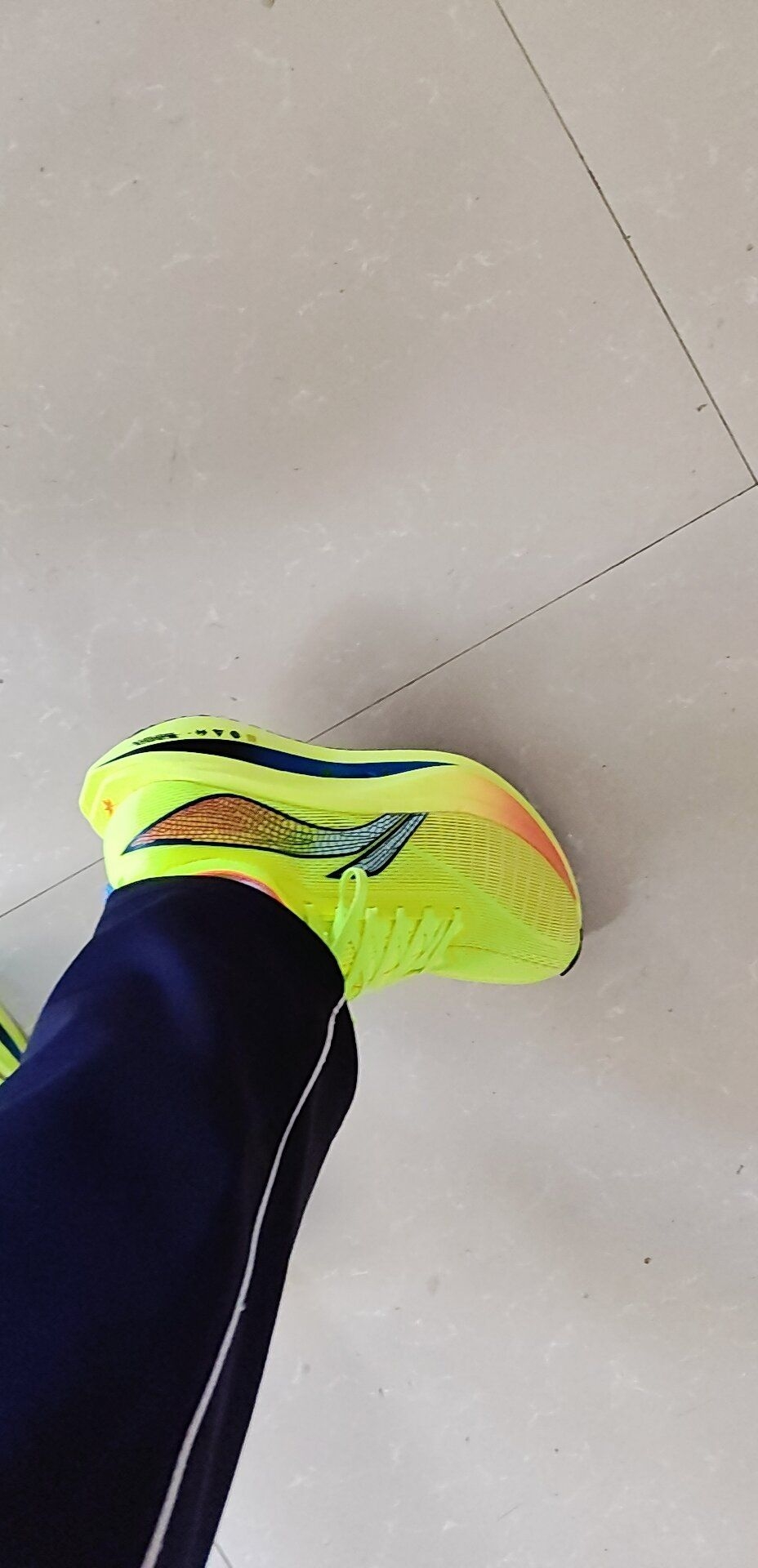 这双鞋的颜色鲜艳，包裹感很好很激进。碳板