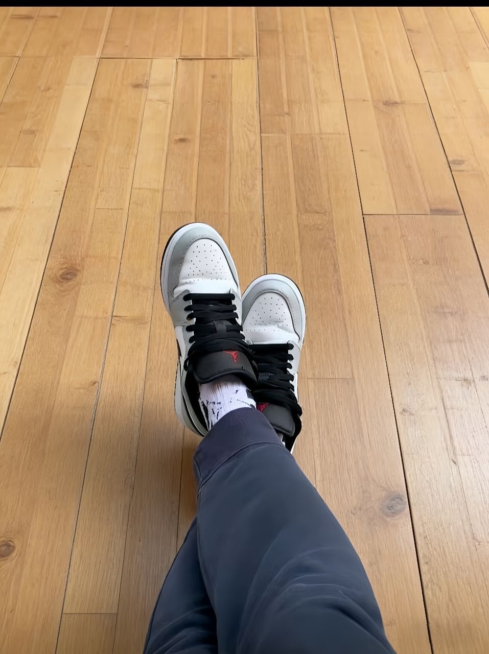 百搭王者AJ1 Mid,这双灰白黑配色直接锁死!