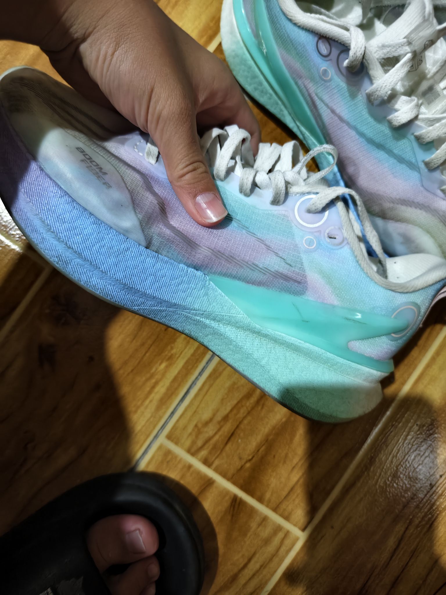 是正品  脚垫非常软  也很便宜   你们都去买这一款   虽然是女款  但是男生也可以穿