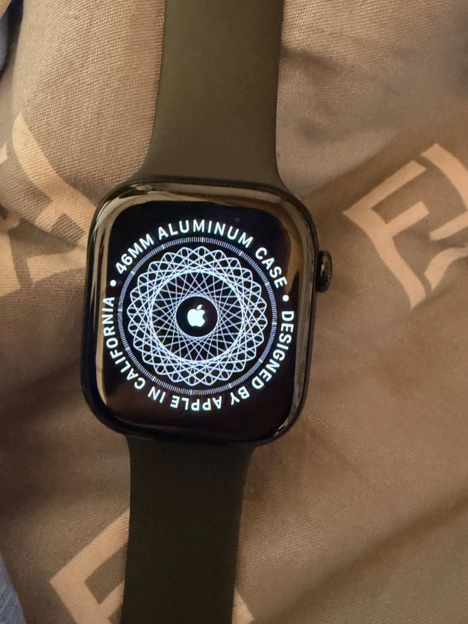 Apple Watch S10 2000尼特屏 双指手势更便捷