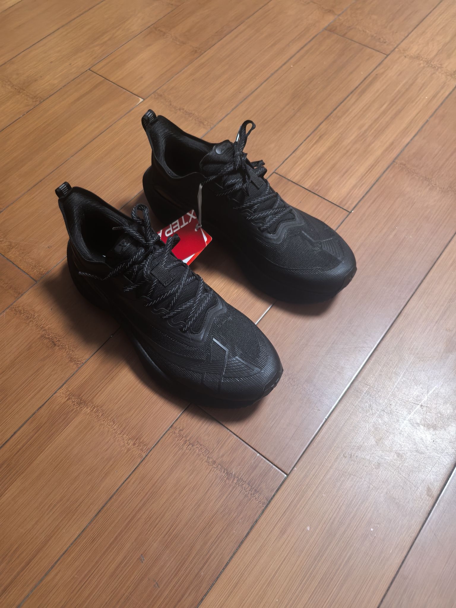 跑鞋是专门为跑步设计的鞋子，具备良好缓冲