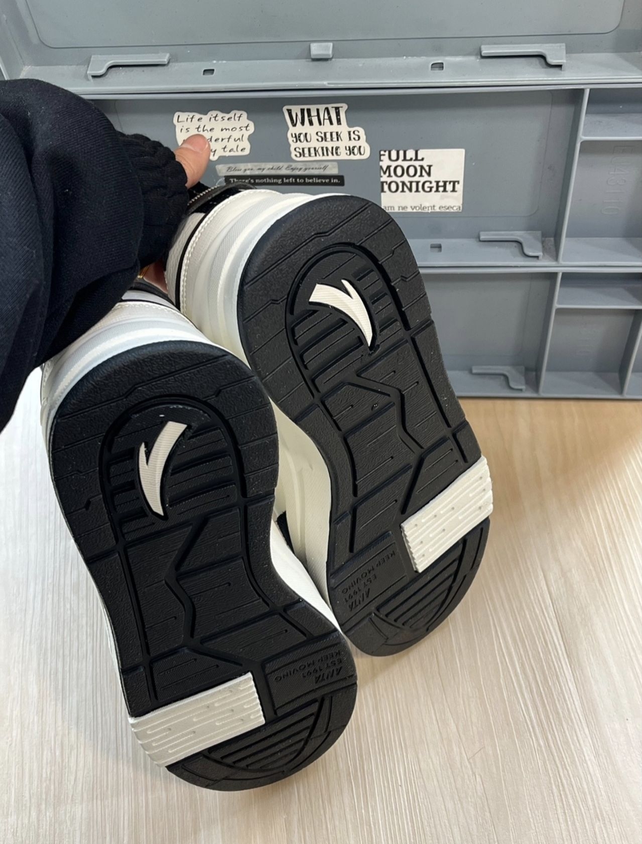 会买上瘾的安踏凹凸板鞋!黑白配色百看不厌