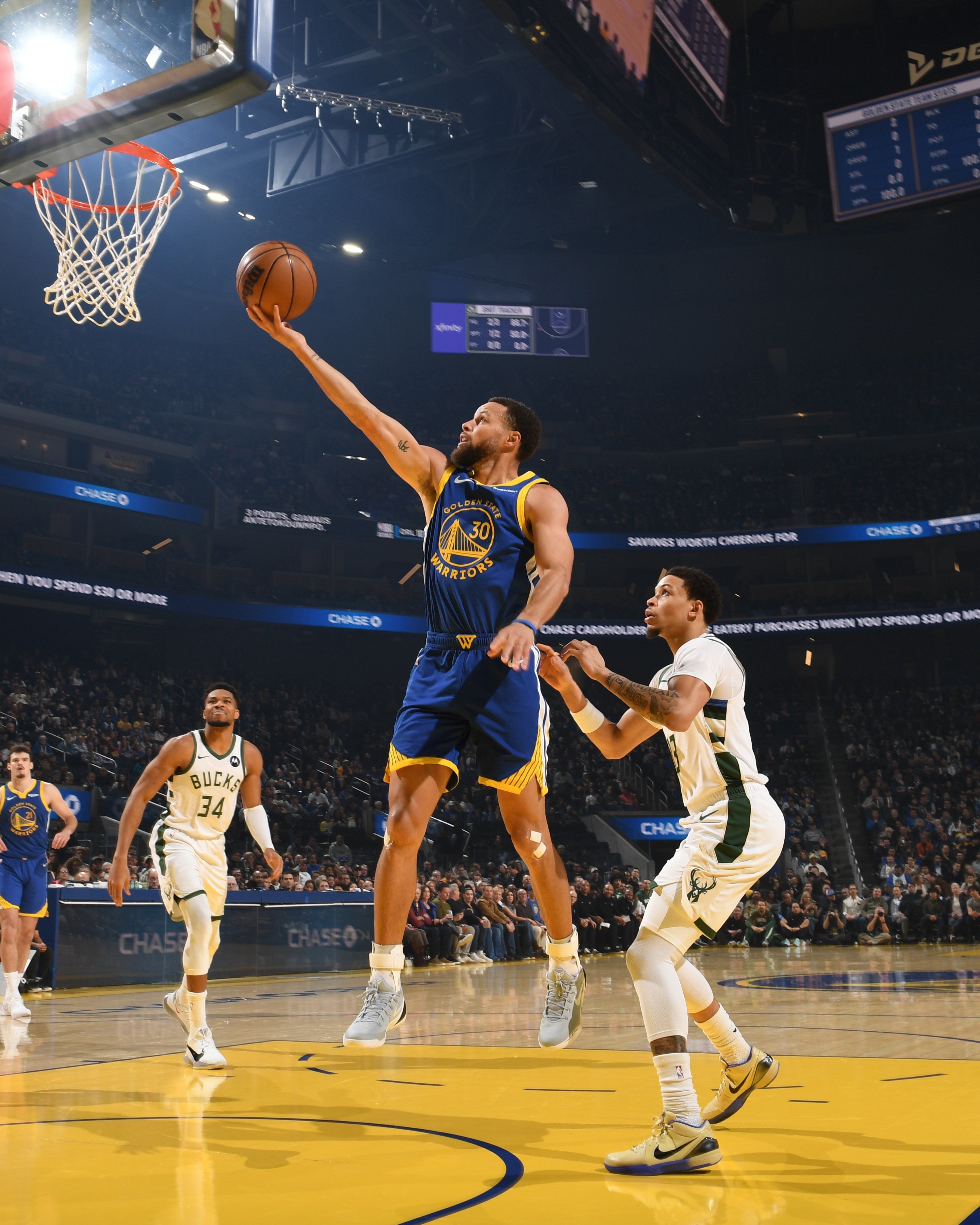 斯蒂芬·库里穿着“狼灰”配色的NikeK