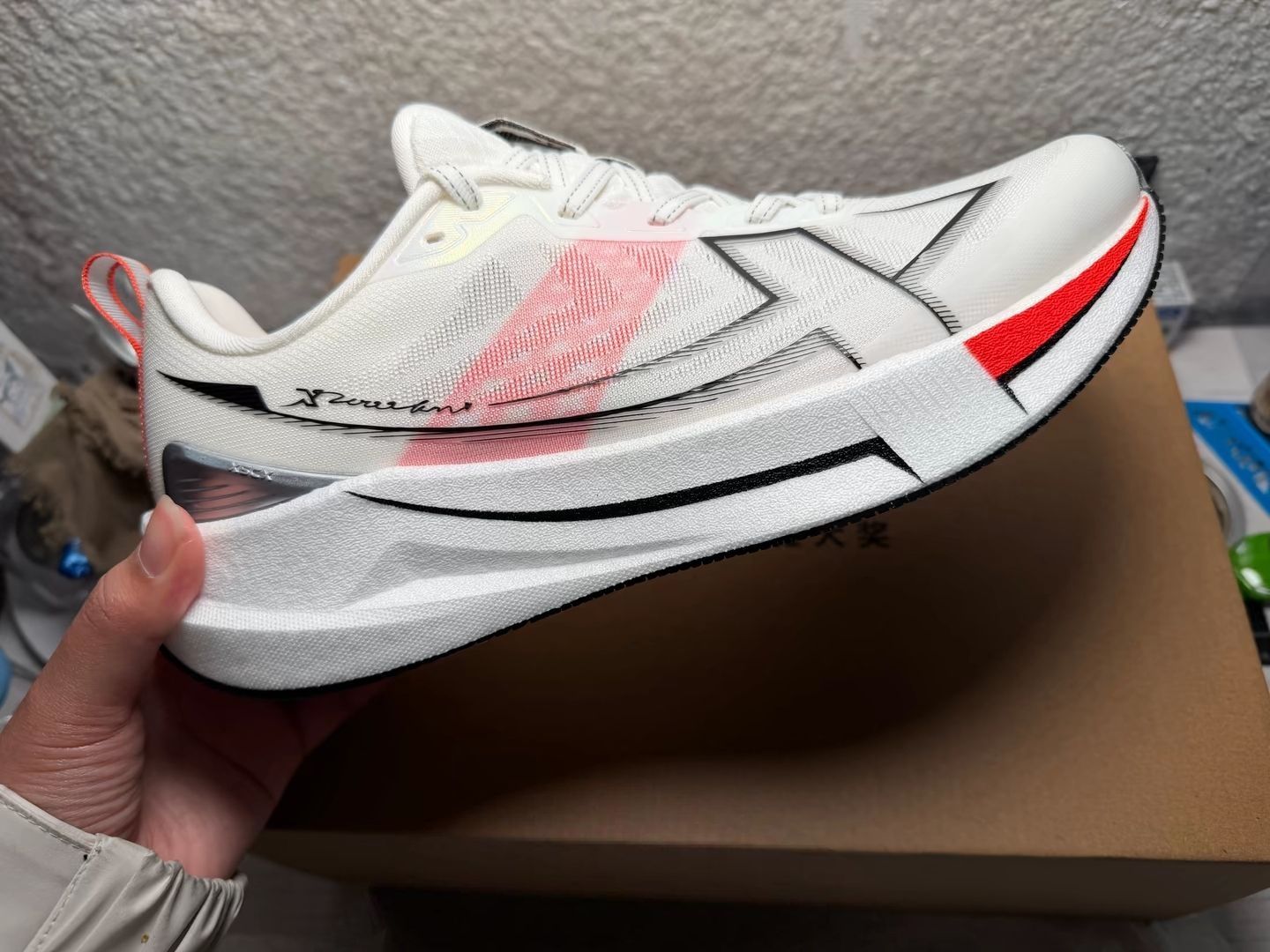 特步2000公里五代跑鞋:颜值与实力双在线,陪你跑过每一段进化之路