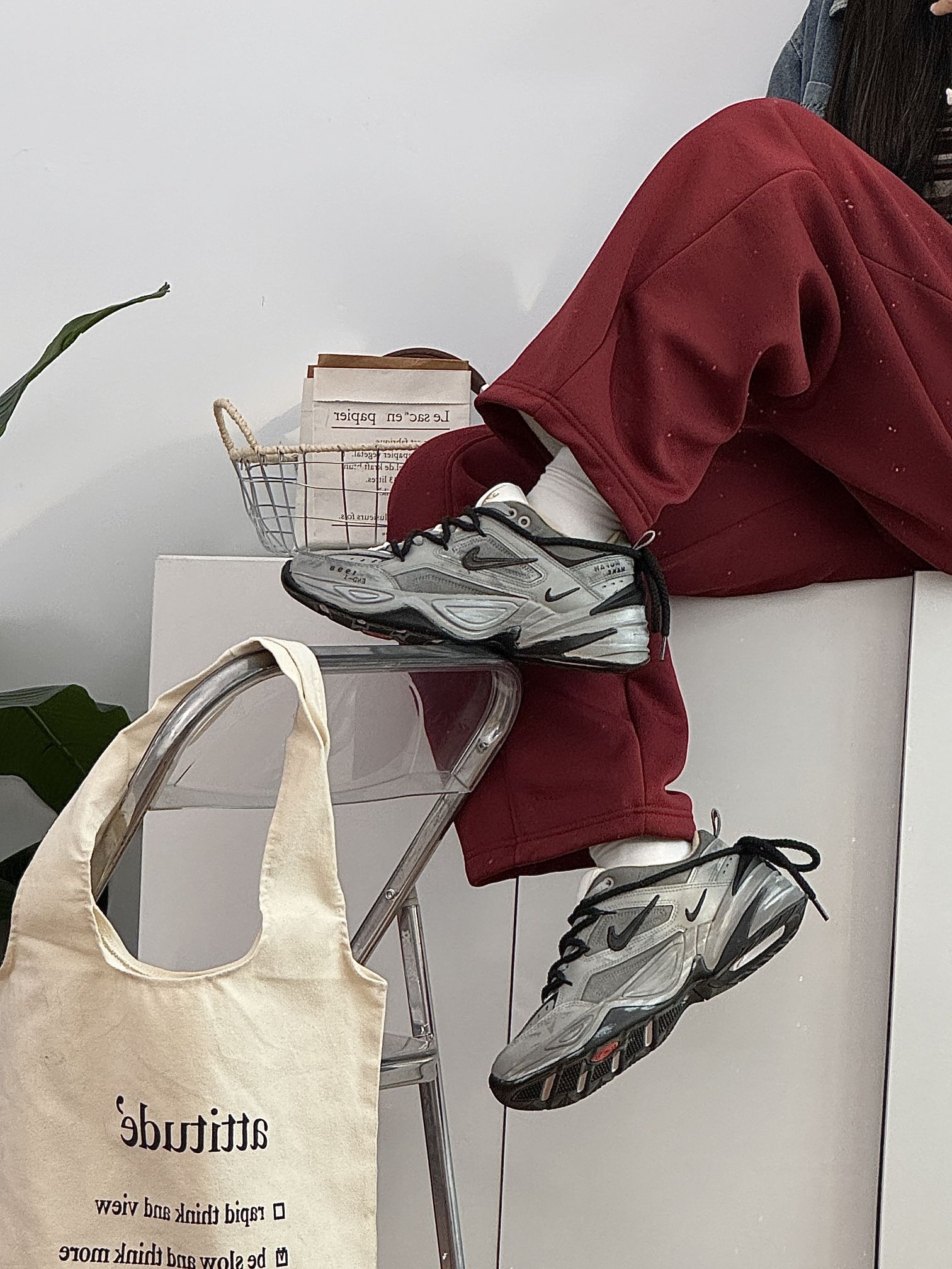 #Nike 家的这双定制款复古老爹鞋,上脚真滴很高级~
鞋面做旧处理,洋气还百搭,秋冬搭配运动裤或