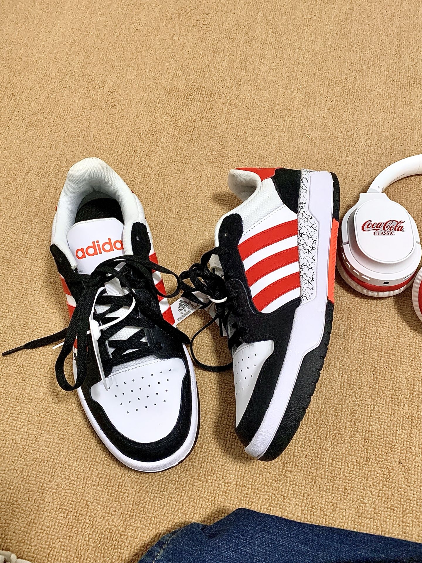 阿迪白红拼色板鞋➕可口可乐耳机🎧🟰快过新年啦🏮