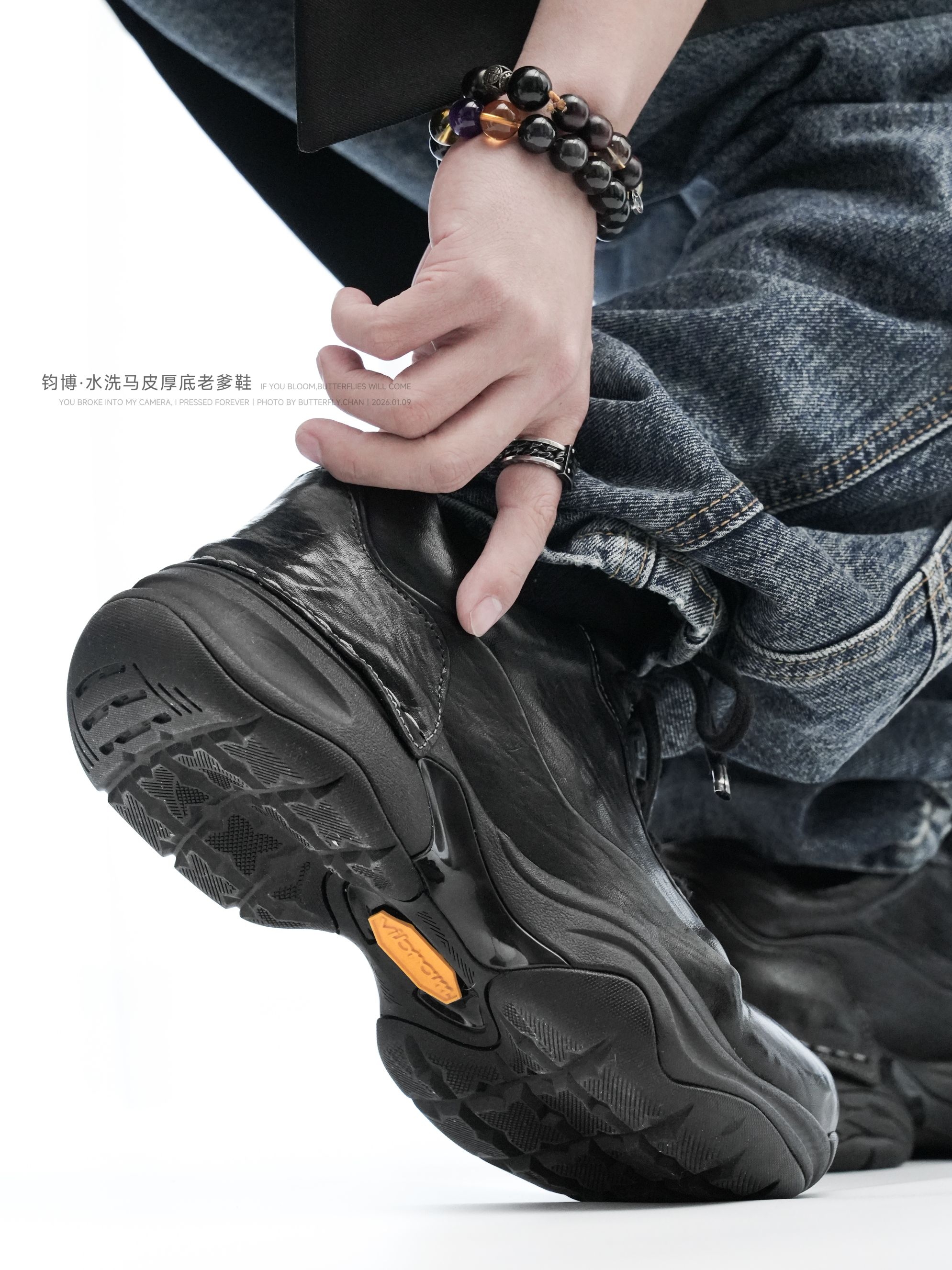 喔趣」不想穿笨重又显穿出质感?这双黑色水洗🐴皮老爹鞋👟告诉你