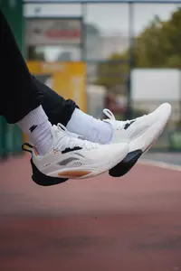 李宁闪击10实测:后卫速度机器,突破变向稳如狗!