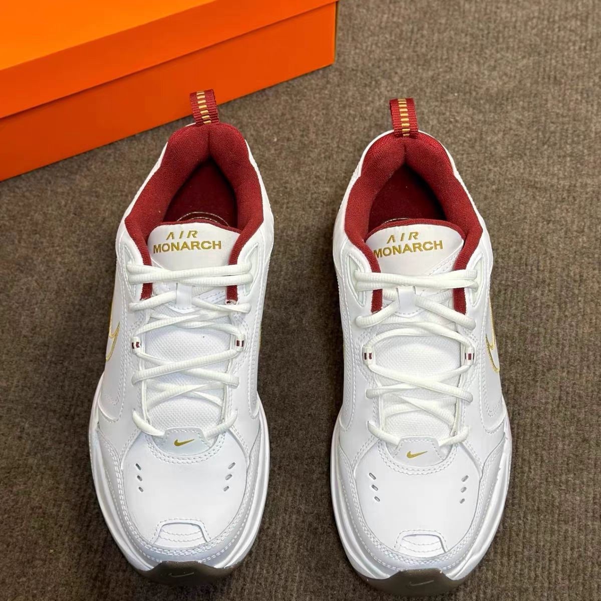 【挖到宝了！Nike Monarch IV这双“老爹鞋”居然能穿出复古学院风？】
