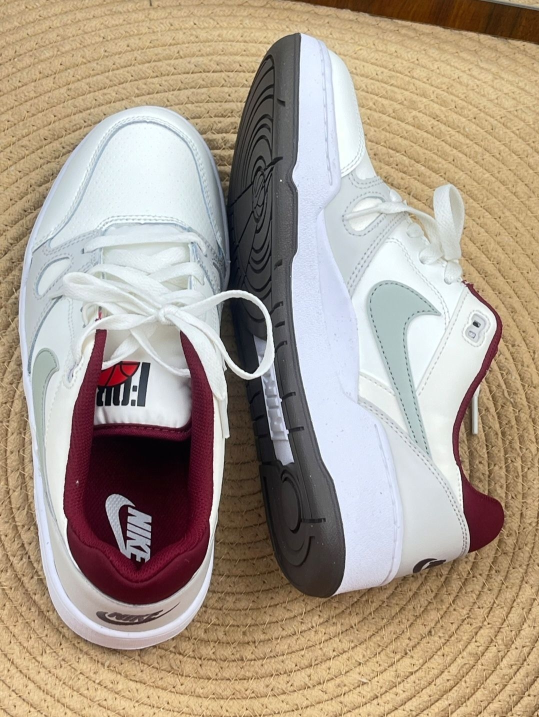 但缺点也很明显，鞋底偏硬🚶，长时间走路（