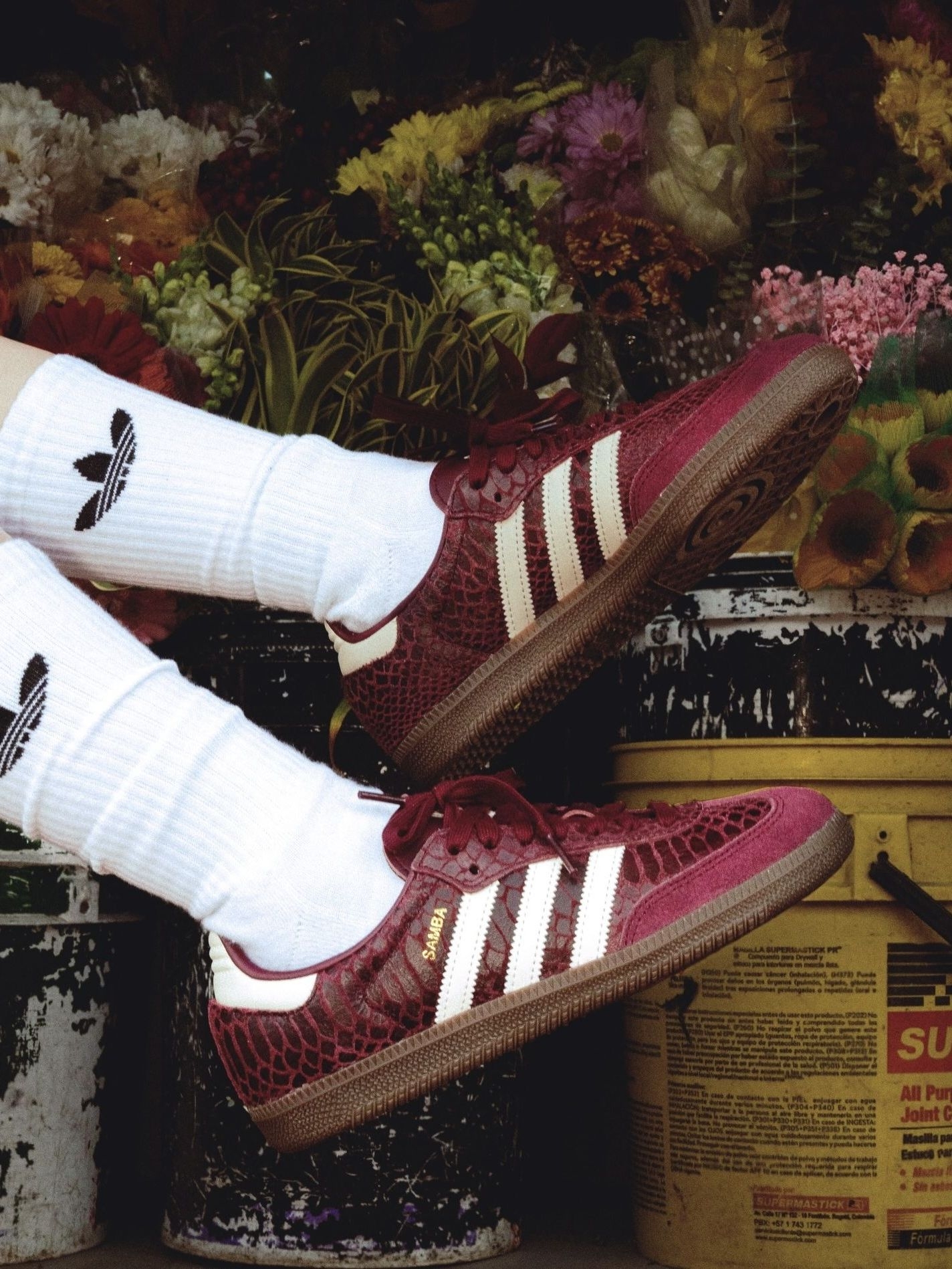 这双酒红蛇纹款,是德训鞋里的复古甜酷代表