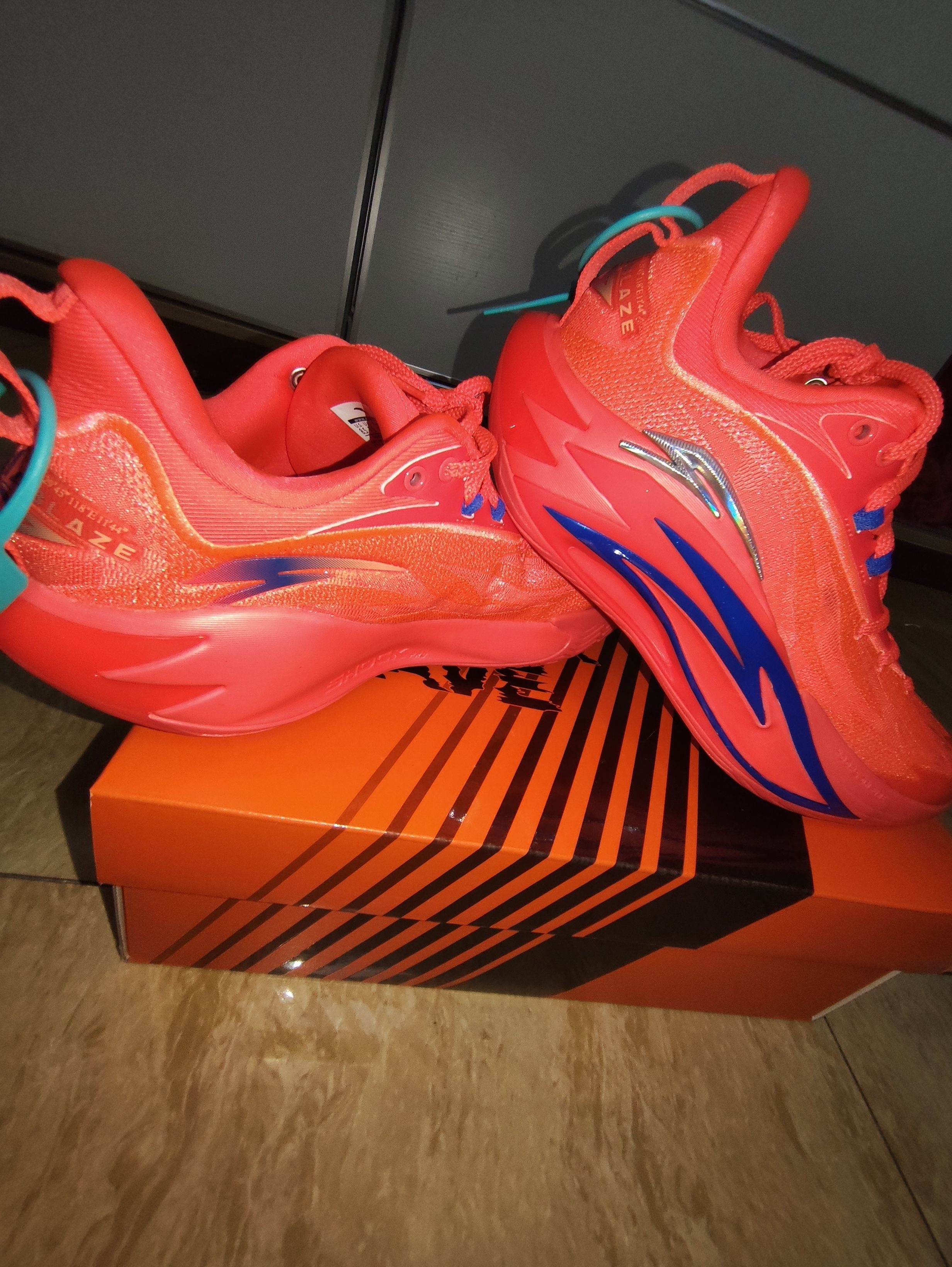 这款篮球鞋特别好，跟跑鞋一样，有缓震，还