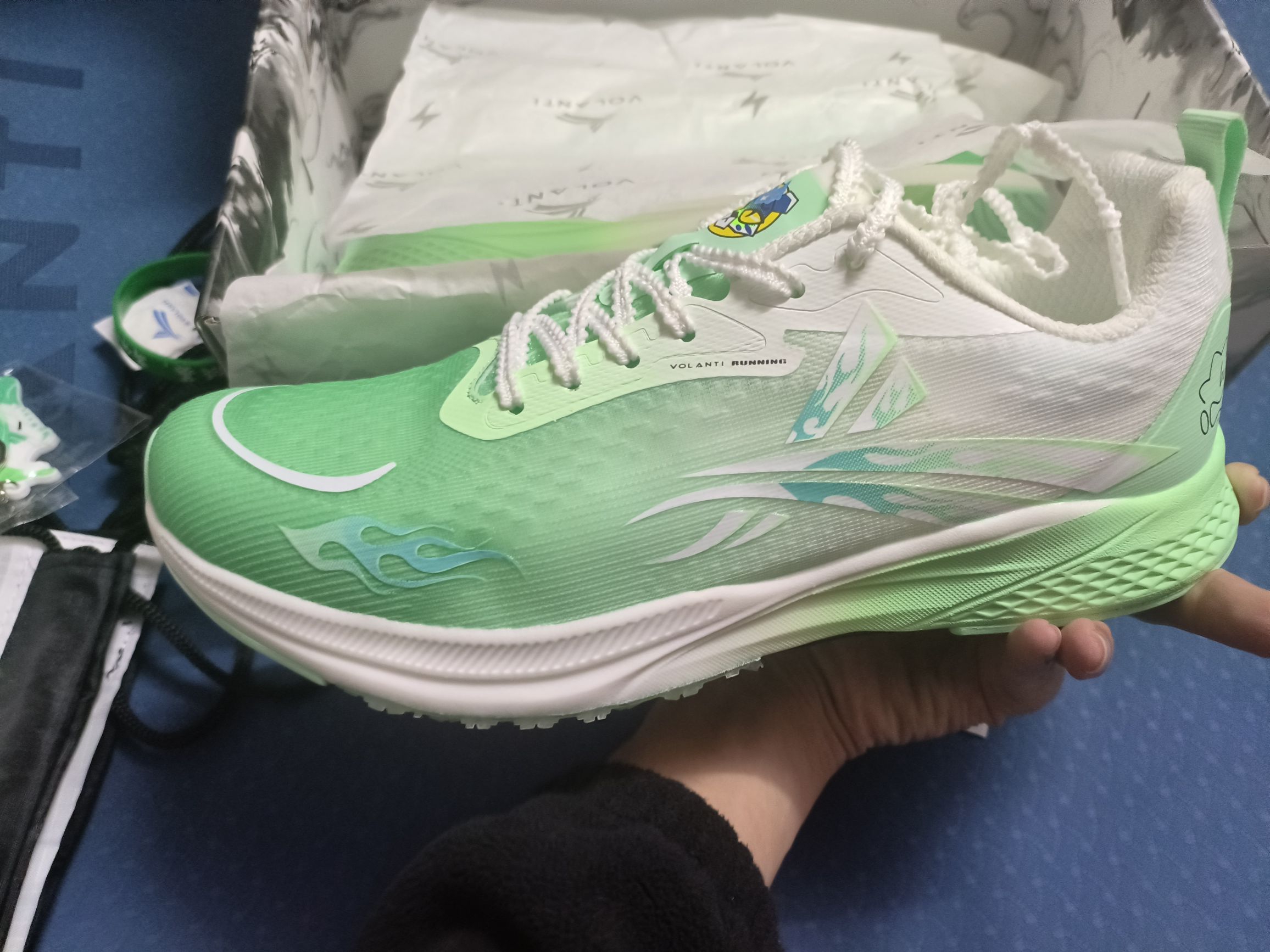 沃兰迪的跑鞋盲盒中了个911 还挺可以滴