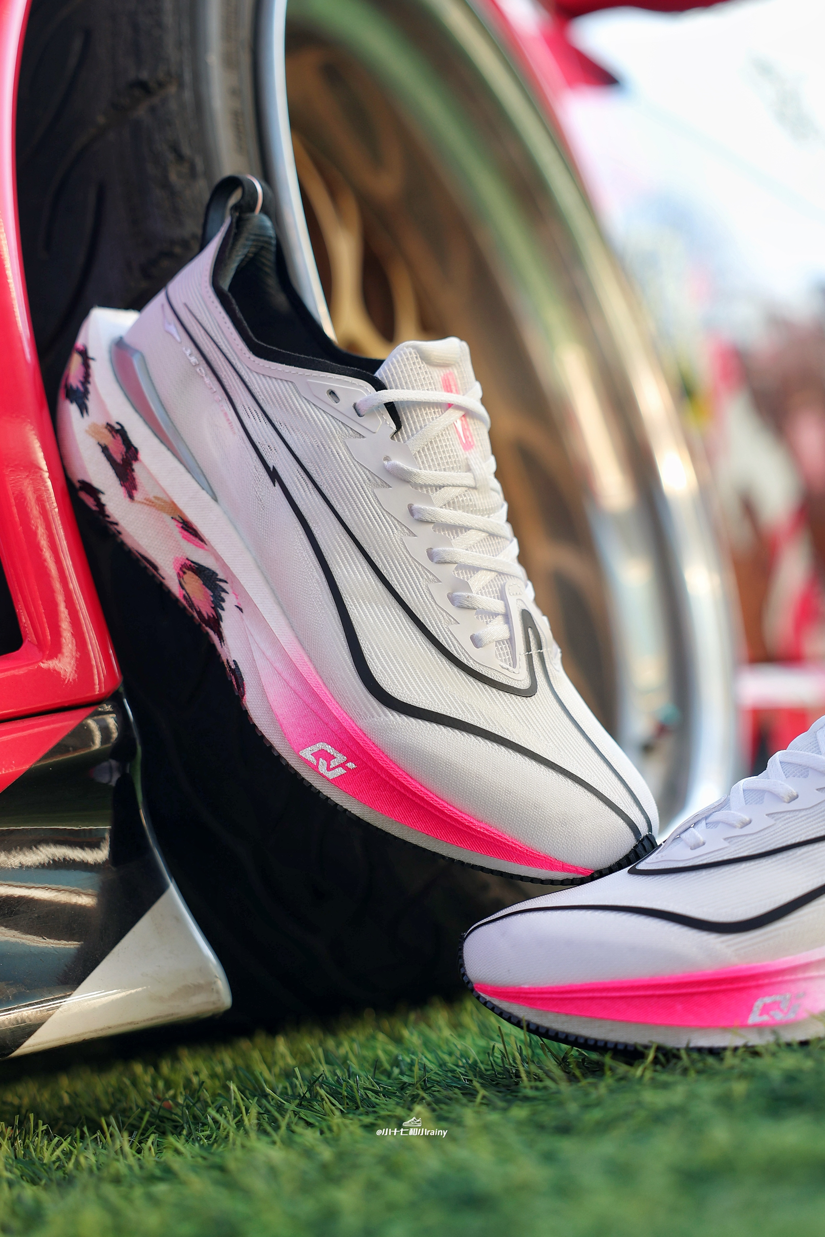 鸿星尔克绝尘5实测:全域‘稳’擎系统,让每一步都踏实有力