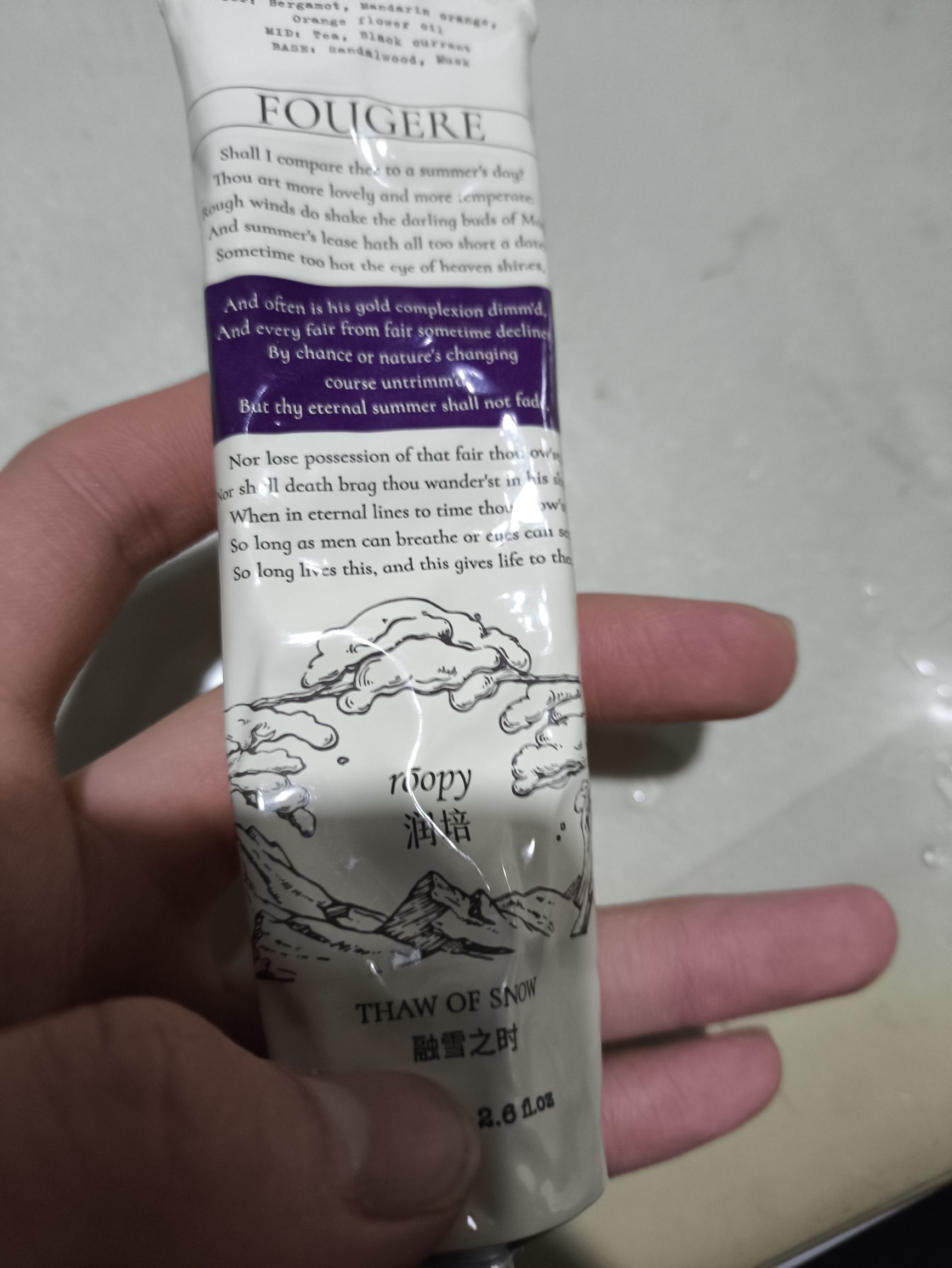 挺好闻的，用起来手很润。还会回购。