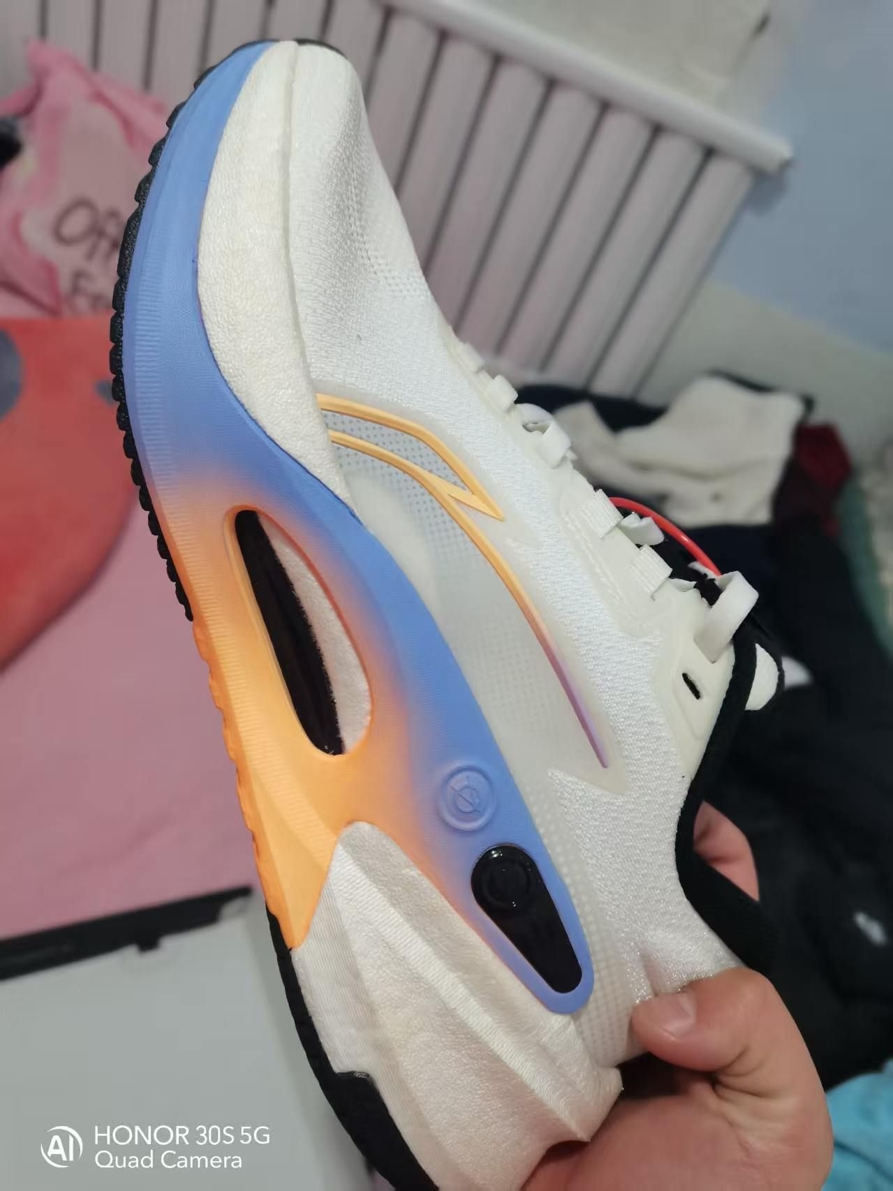 穿着非常舒服,在买的李宁这些鞋里面性价比是非常高的,适合大体重人群,鞋底䨻科技和Eva中底调教的恰到