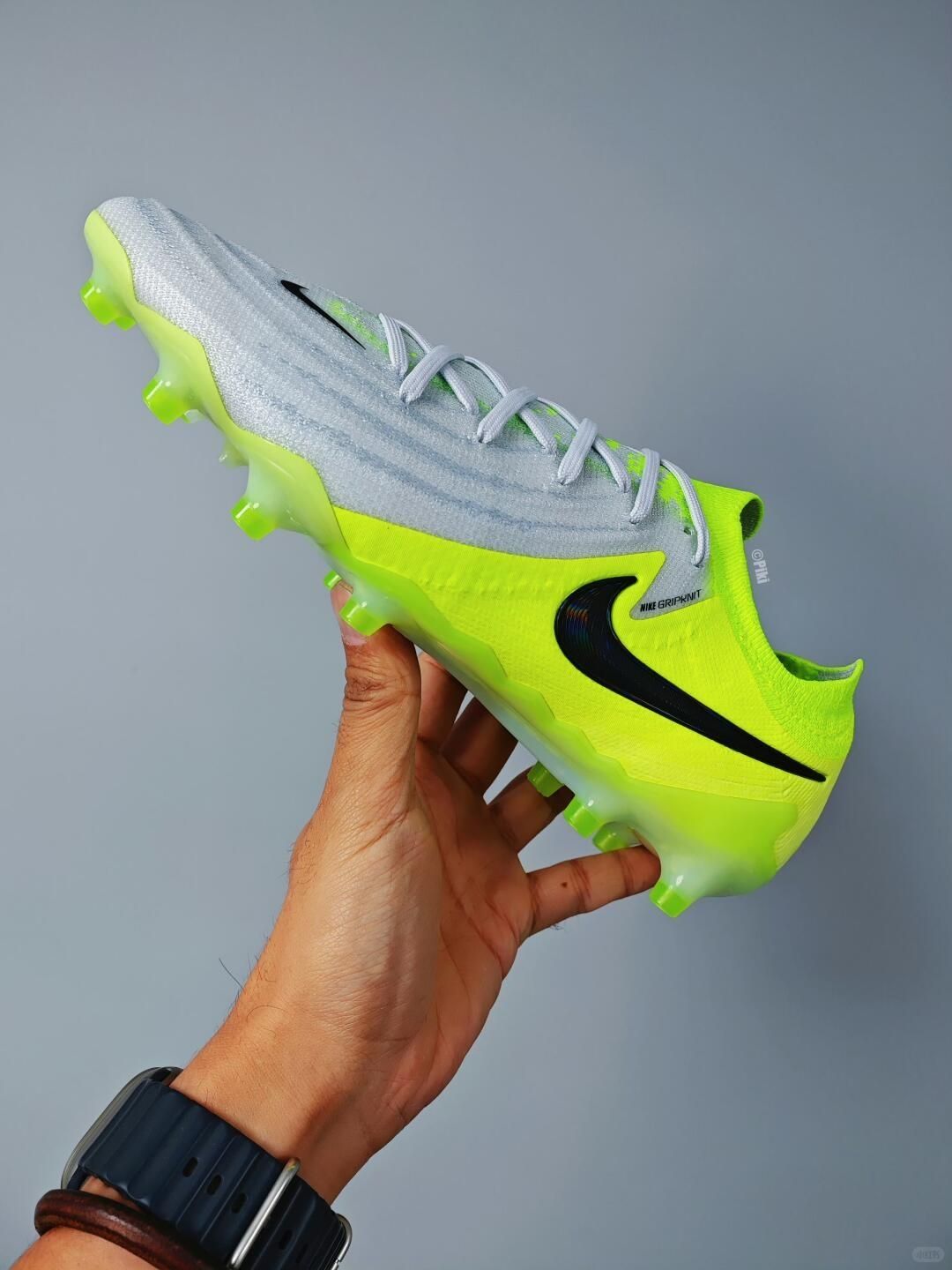 人鞋合一！穿上这双Phantom GX，感觉足球粘在脚上！🎨
