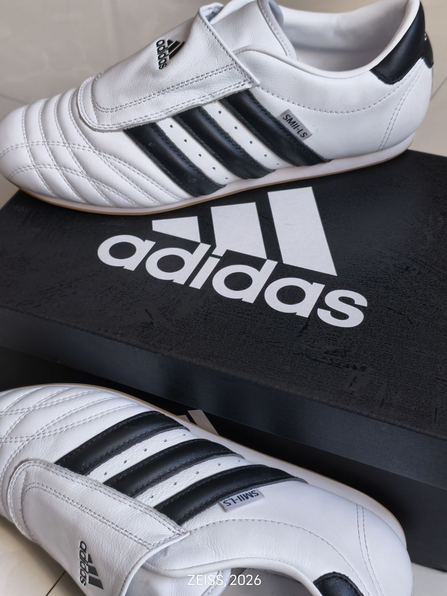 Jennie同款阿迪跆拳道鞋！复古白黑条纹直接焊在脚上
​