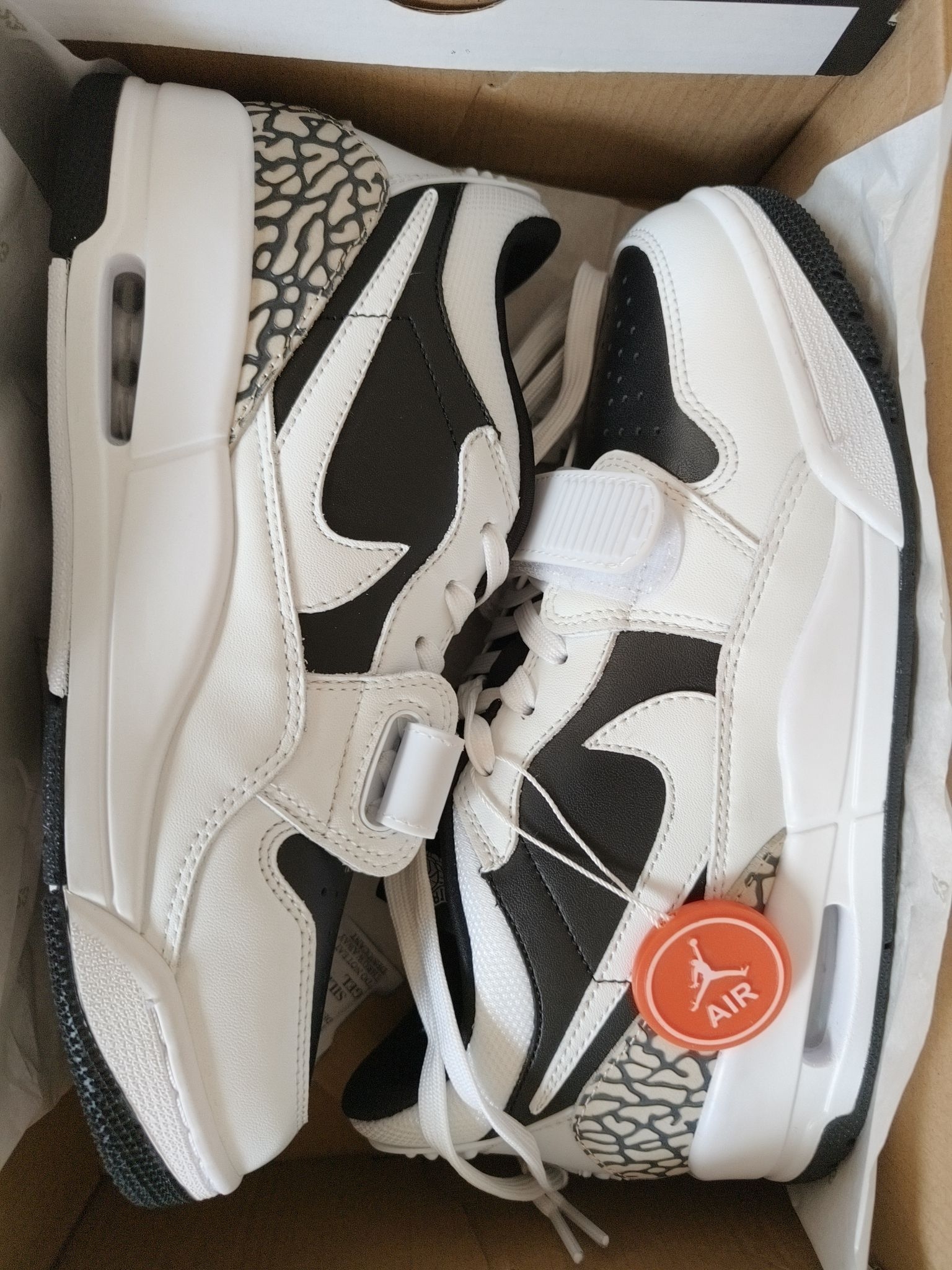 鞋子是正品，价格优惠，客服服务态度好，鞋