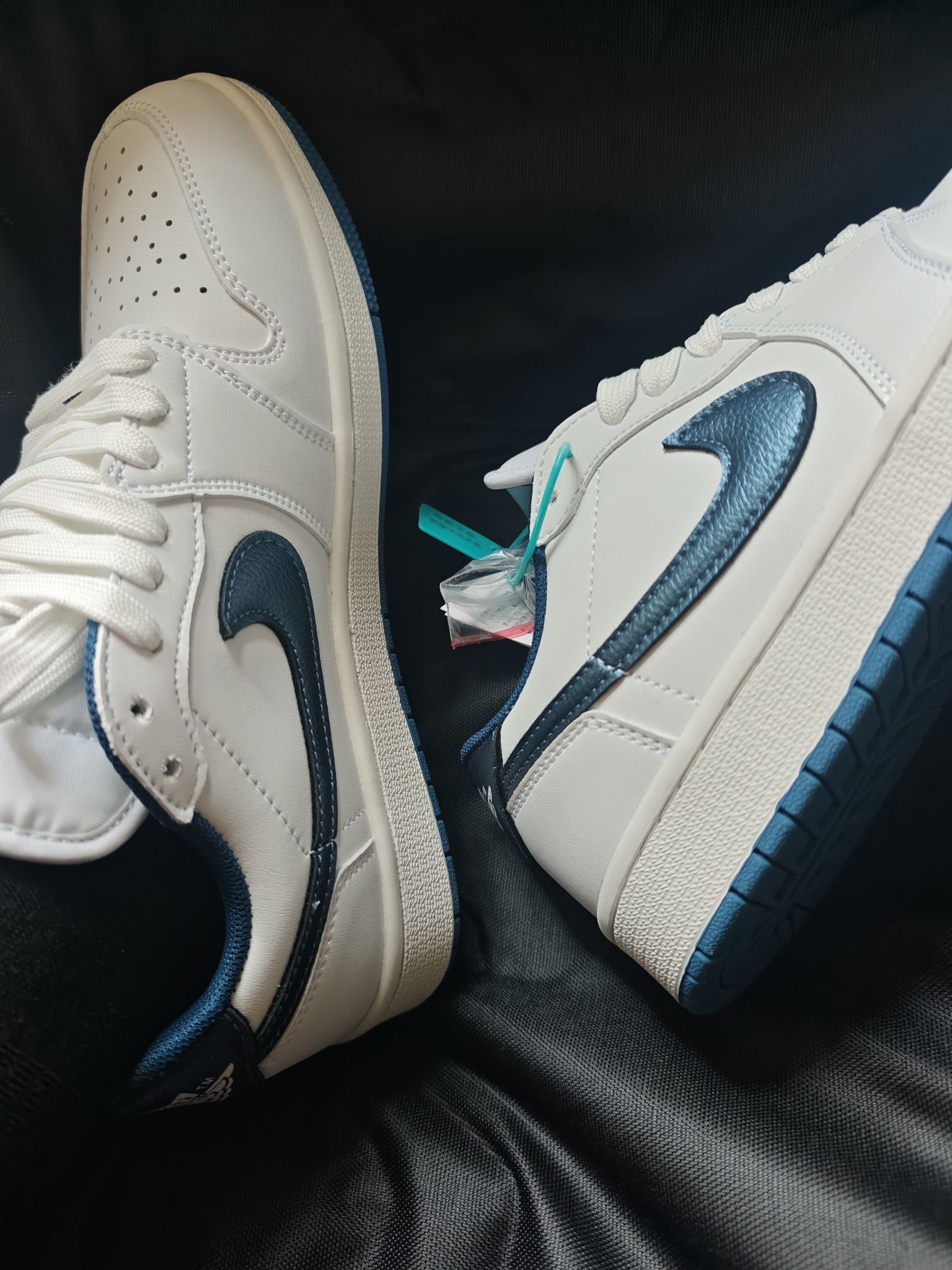 情人节限定暴击,这双AJ1 Low「奶蓝白」美到犯规!得物520入的情侣鞋甜炸了!