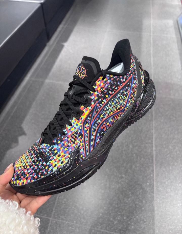 全能实战党看过来!这双利刃6V2「3D碎影」,轻快利器还是性价比卷王?